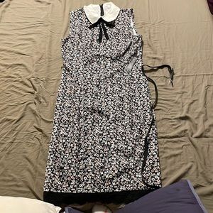 Small flowers it has a belt attached to it as well it also has a collar.